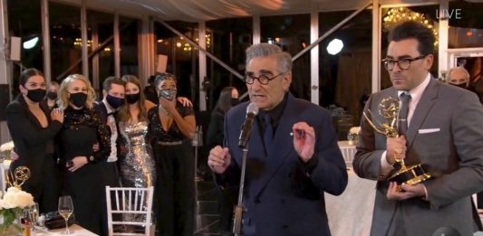 Criadores e elenco da série Schitt's Creek recebem mais um prêmio (Foto: The Television Academy e ABC Entertainment/AP)