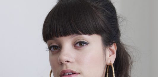 Cantora Lily Allen se casa em Las Vegas com ator de Stranger Things