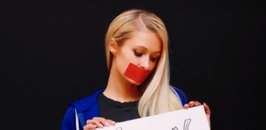 Paris Hilton expõem situações que viveu em documentário no Youtube