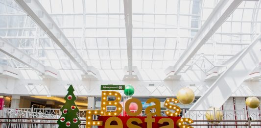 Papai Noel receberá as crianças, porém separado por uma vitrine, e de dentro da Casa Mágica