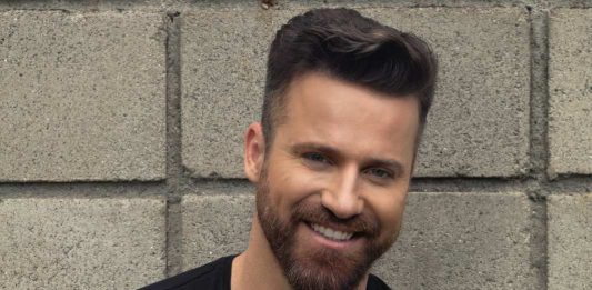 Esposa de cantor sertanejo expõe traição do marido com sua amiga