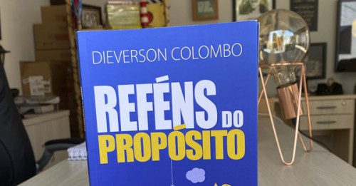 Livro de escritor farroupilhense passa a ser vendido em loja de Youtuber com mais de 1,7 milhões de inscritos