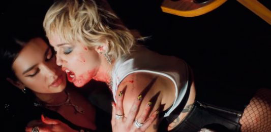 Miley Cyrus e Dua Lipa comandam uma festa sexy no clipe Prisoner