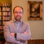 Felipe Gremelmaier distribuiu novo livro de crônicas sobre esportes para escolas públicas da região