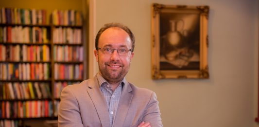 Felipe Gremelmaier distribuiu novo livro de crônicas sobre esportes para escolas públicas da região