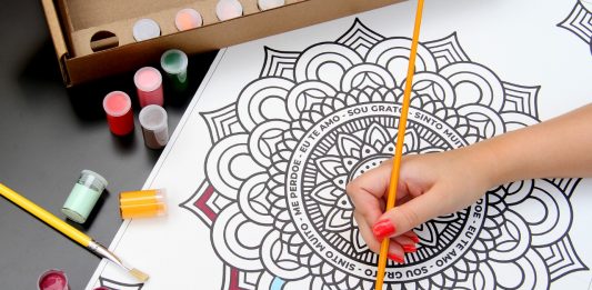 Artista e designer gráfica criam empresa de colorterapia em tela, inédita no Rio Grande do Sul