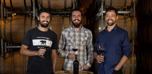 Trio de amigos idealiza projeto do primeiro vinho produzido via crowdfunding no Brasil