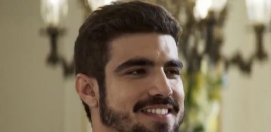 Caio Castro como o personagem Rock na novela A Dona do Pedaço (2019), da Globo;