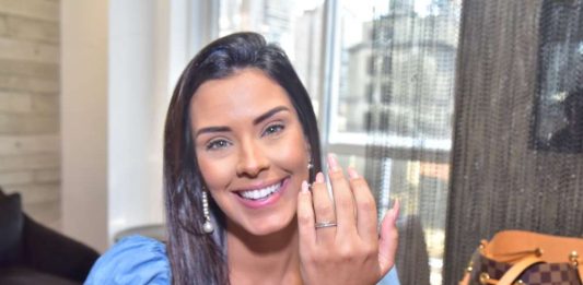 Ex-BBB Ivy Moraes anuncia que o noivo saiu de casa após polêmica
