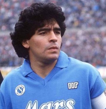 Diego Maradona com a camisa do Napoli.