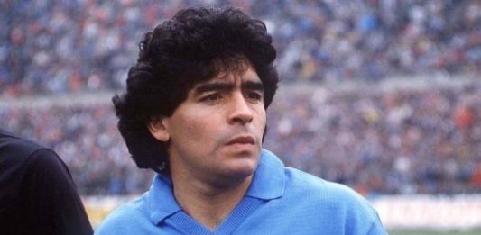 Diego Maradona com a camisa do Napoli.