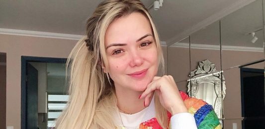 Marcela divulga affair na web.