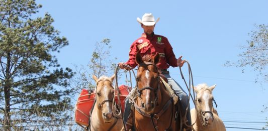 Brasileiro que cruzou América a cavalo lança segundo livro de sua jornada