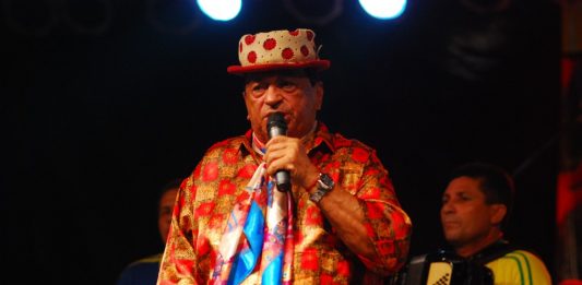 O cantor Genival Lacerda durante show no Sitio da Trindade, em Recife (PE). Foto de junho de 2007 — Foto: Alexandre Belém/JC Imagem/Estadão Conteúdo/Arquivo