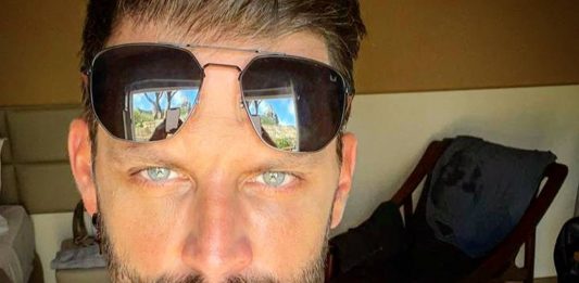 Henri Castelli chora ao falar de agressões