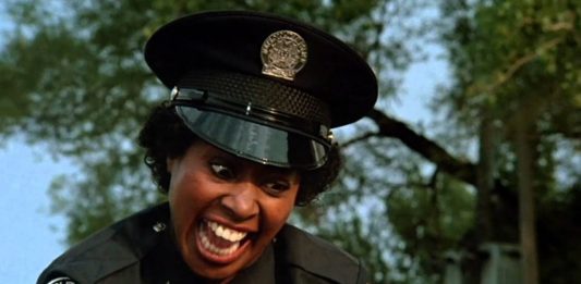 Marion Ramsey, atriz de Loucademia de Polícia, morre aos 73 anos