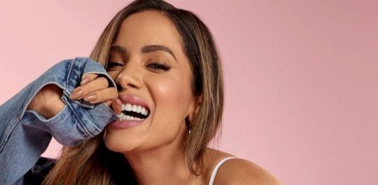 Anitta declara que o vídeo que vazou na web é antigo