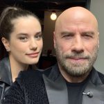 John Travolta faz coreografia de Grease com a filha Ella para o Super Bowl