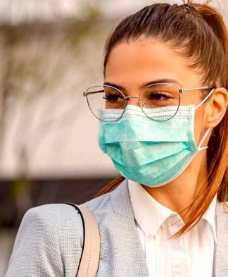 Óculos podem reduzir risco de contaminação pelo coronavírus, diz estudo