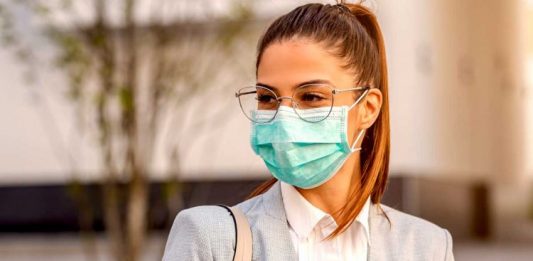 Óculos podem reduzir risco de contaminação pelo coronavírus, diz estudo
