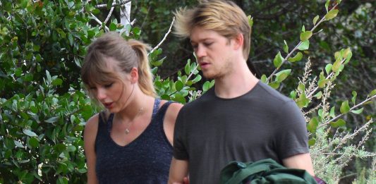 Taylor Swift e o ator Joe Alwyn estão morando juntos em Londres