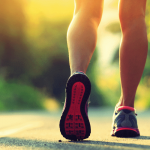 Mantenha as pernas fortes com exercícios regulares como caminhar