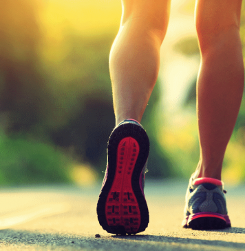 Mantenha as pernas fortes com exercícios regulares como caminhar