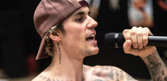 Justin Bieber anuncia show inédito neste domingo