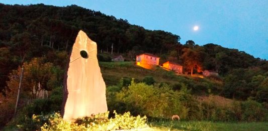 Um importante marco histórico do Roteiro Caminhos de Pedra ganhou iluminação