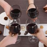 Ricos em polifenol resveratrol, vinho e chocolate trazem benefícios à saúde