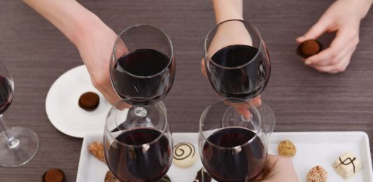 Ricos em polifenol resveratrol, vinho e chocolate trazem benefícios à saúde