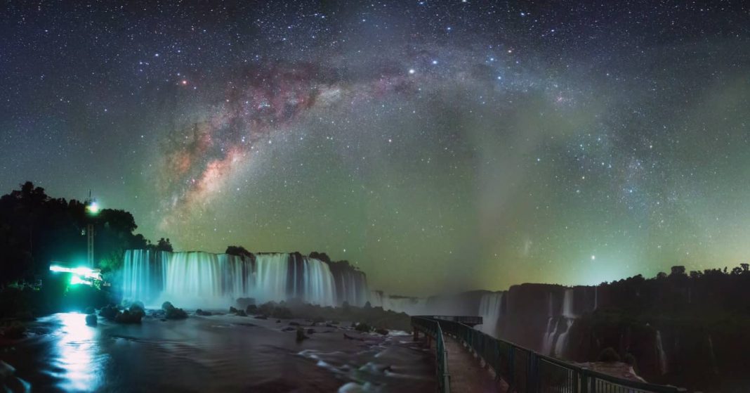 Fotógrafo registra estrelas e rastro da Via Láctea no céu sobre as Cataratas do Iguaçu