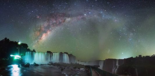 Fotógrafo registra estrelas e rastro da Via Láctea no céu sobre as Cataratas do Iguaçu