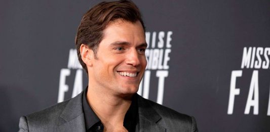 Henry Cavill parte o coração dos fãs com nova namorada