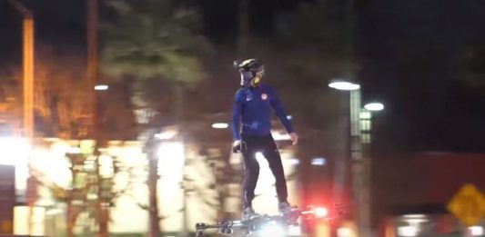 Vídeo mostra homem com skate voador em ruas dos EUA