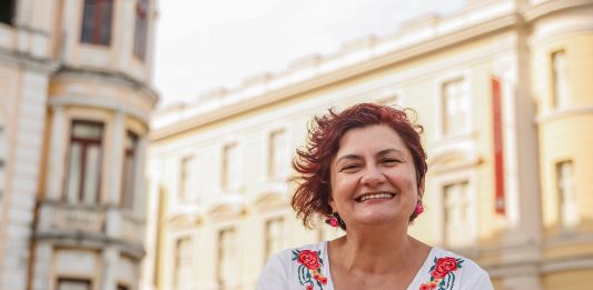 Cida Pedrosa é a convidada de abril no Quintal da Língua Portuguesa