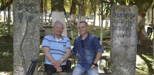 Sentados no banco construído na primeira Fenavinho em 1967, Itacyr Luiz Giacomello e Fabiano Mazzotti  selam a parceria que vai retratar a história da Fenavinho em livro.