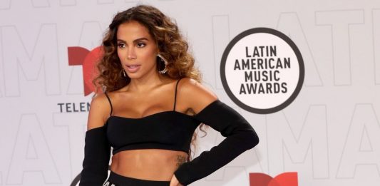 Anitta ganha prêmio no Latin American Music Awards