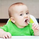 Sintomas de refluxo em bebê, principais causas e tratamento