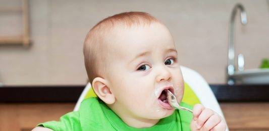 Sintomas de refluxo em bebê, principais causas e tratamento