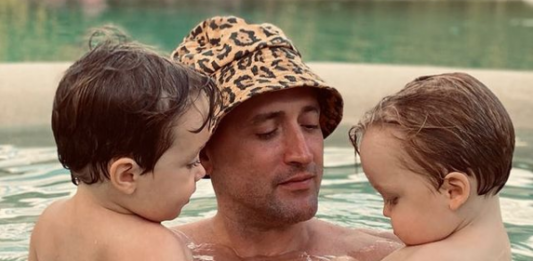 Paulo Gustavo e os gêmeos Romeu e Gael.