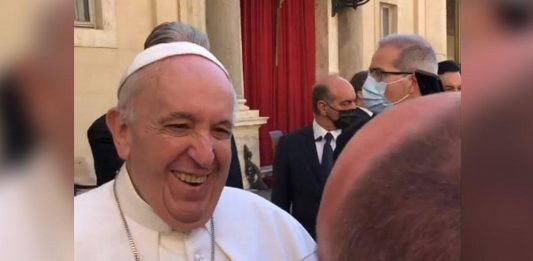 Em brincadeira, Papa Francisco diz que Brasil tem muita cachaça e pouca oração