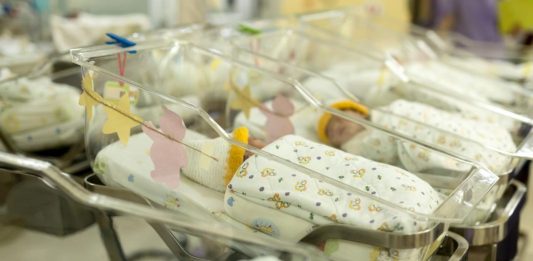 Em caso raro, mulher dá à luz nove bebês