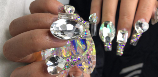 Empresária e nail designer cria joalheria de unhas