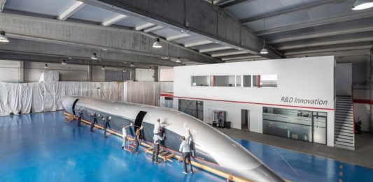Em formato de cápsula, o transporte locomove pessoas e mercadorias a até 1.200 km/h com energia renovável.