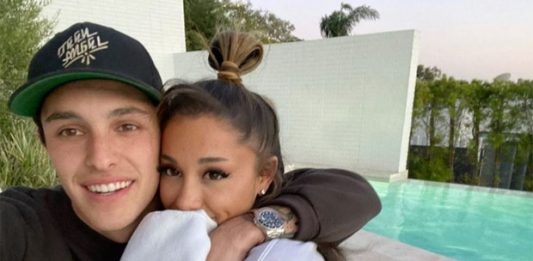 Ariana Grande se casa com Dalton Gomez