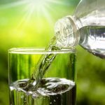 Quanto de água realmente precisamos beber por dia? Saiba como avaliar