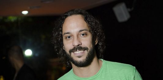 Gabriel O Pensador engata romance com garota de 20 anos