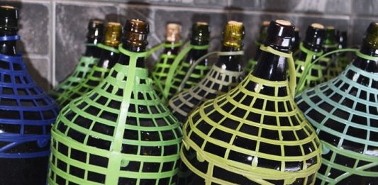 Vinho colonial é opção para turistas no Vale dos Vinhedos
