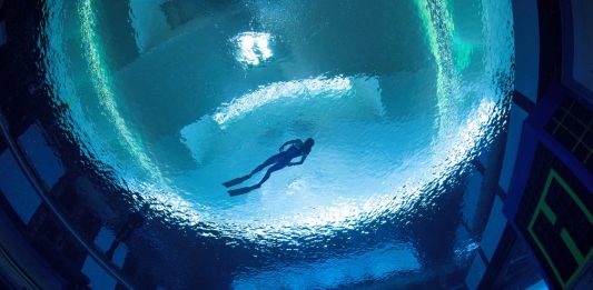 Piscina mais profunda do mundo é inaugurada em Dubai